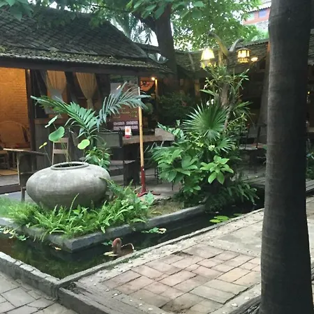 Baan Lansa Bed & Bar - Hostel